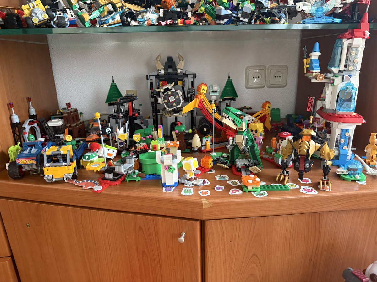 Вопрос знатокам 

Как перевезти две полки (несметных сокровищ) собранного Лего в другое жилье.
И ничего не поломать.