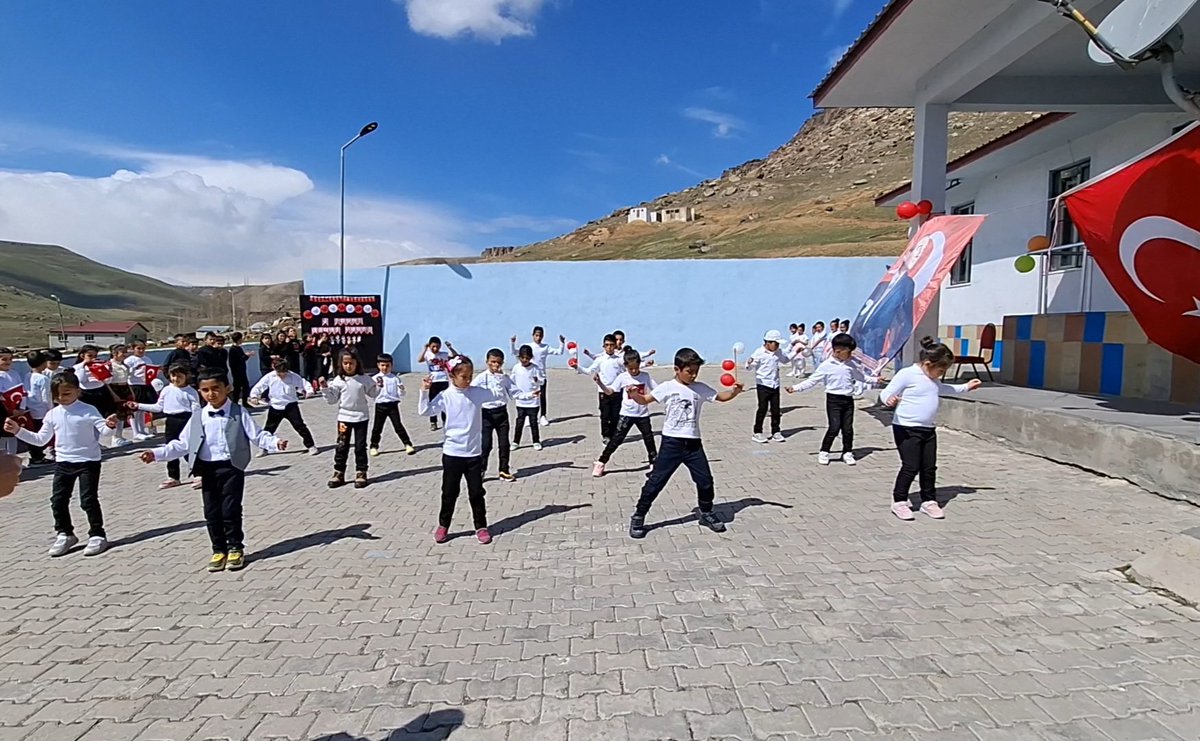 gunbuldu's tweet photo. 23 Nisan Ulusal Egemenlik ve Çocuk Bayramı kutlu olsun! 🎊🎈🇹🇷

@tcmeb
@miakarali
@agrimem
@hasan_kokrek
@Diyadin004
@diyadinmem
@remzi0479 https://t.co/Lkr0R92kLZ