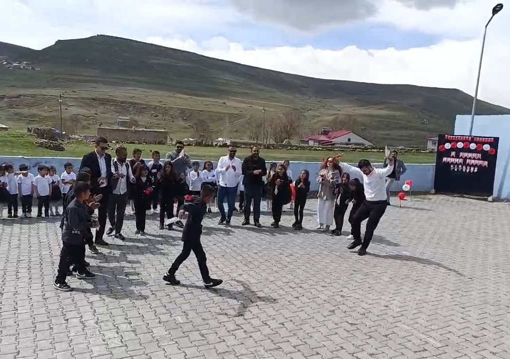 gunbuldu's tweet photo. 23 Nisan Ulusal Egemenlik ve Çocuk Bayramı kutlu olsun! 🎊🎈🇹🇷

@tcmeb
@miakarali
@agrimem
@hasan_kokrek
@Diyadin004
@diyadinmem
@remzi0479 https://t.co/Lkr0R92kLZ
