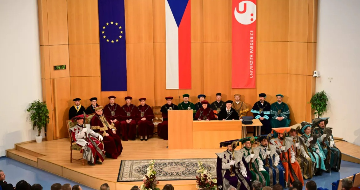 Historie_UPCE's tweet photo. 🎉Čestný doktorát pro prof. Karla Vocelku!
Za mimořádný vědecký přínos a za podporu a spolupráci s @UniPardubice. 
Jeho práce pro nás zůstávají inspirací. Před pár lety našemu pracovišti věnoval velkou část své soukromé knihovny. 🥰
🗓️25. 4., 10:30, aula Arnošta z Pardubic https://t.co/VjhTXf9Pc7