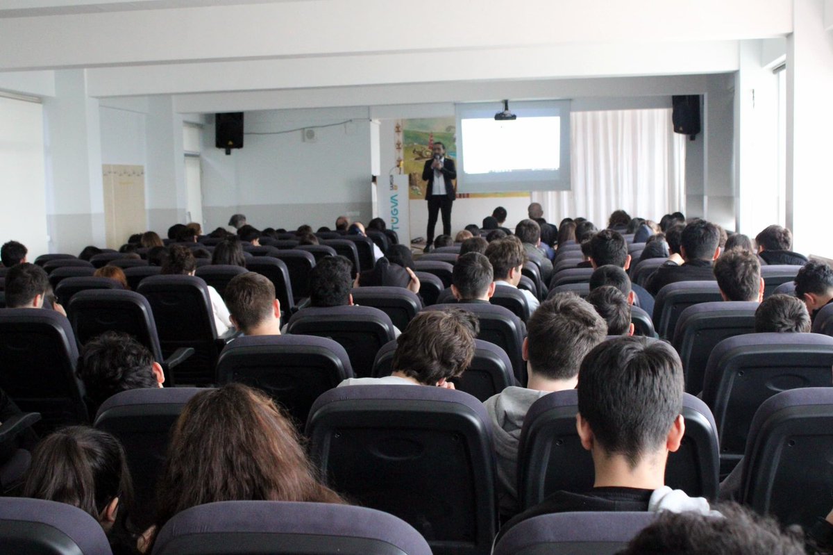 Doğu Türkistan Yeni Nesil Hareketi Samsun Temsilcisi Abdullah Kaşgarlı, Samsun Atakum Anadolu Lisesi’nde “Tanıkların Gözünden Doğu Türkistan” başlıklı bir konferans verdi. Öğrencilerin yoğun ilgi gösterdiği programda Kaşgarlı, Doğu Türkistan’da yaşanan insan hakları ihlalleri,