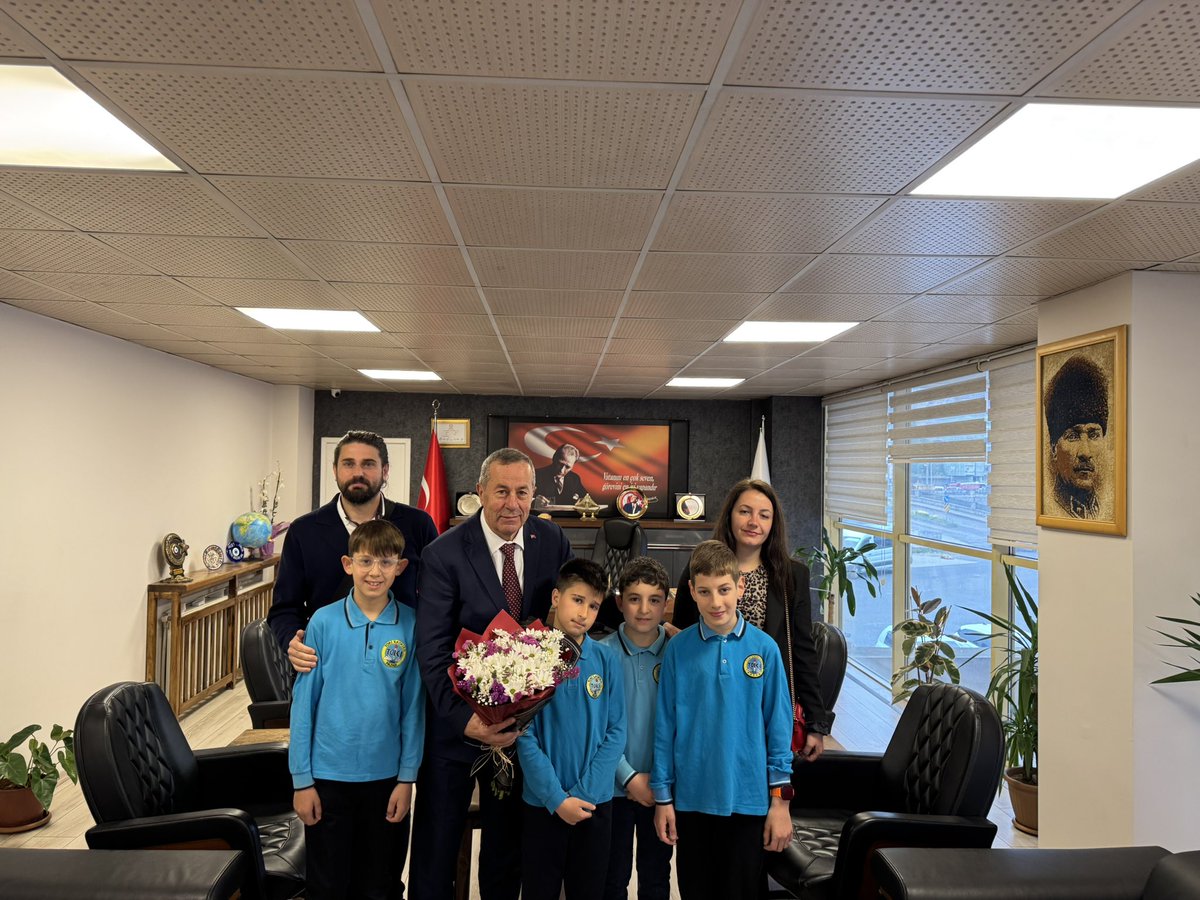 rizepazarbel's tweet photo. TOKİ okulu öğrencileri ve öğretmenlerimizi belediyemizde ağırladık. 

Öğrencimiz Deniz’e 23 Nisan Ulusal Egemenlik ve Çocuk Bayramı dolayısıyla makam koltuğunu devrettim. Mutluluk dolu bu ziyaretle enerjimizi tazelememize vesile olan sevgili kardeşlerime çok teşekkür ediyorum. https://t.co/gEG15isSZc
