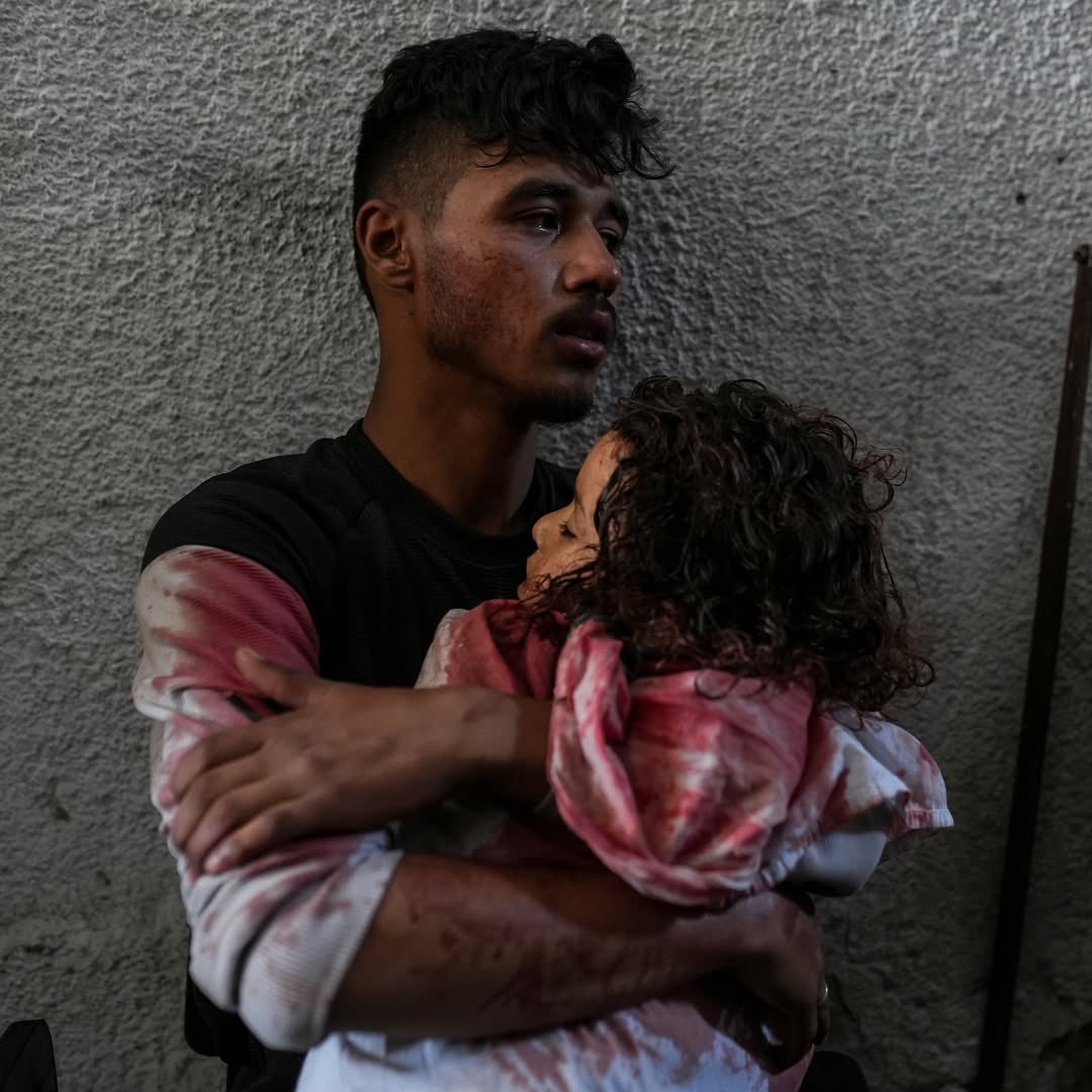 gazanotice's tweet photo. 🚨Heartbreaking: A young man holds his 4-year-old sister, killed in an Israeli army airstrike on Gaza City.