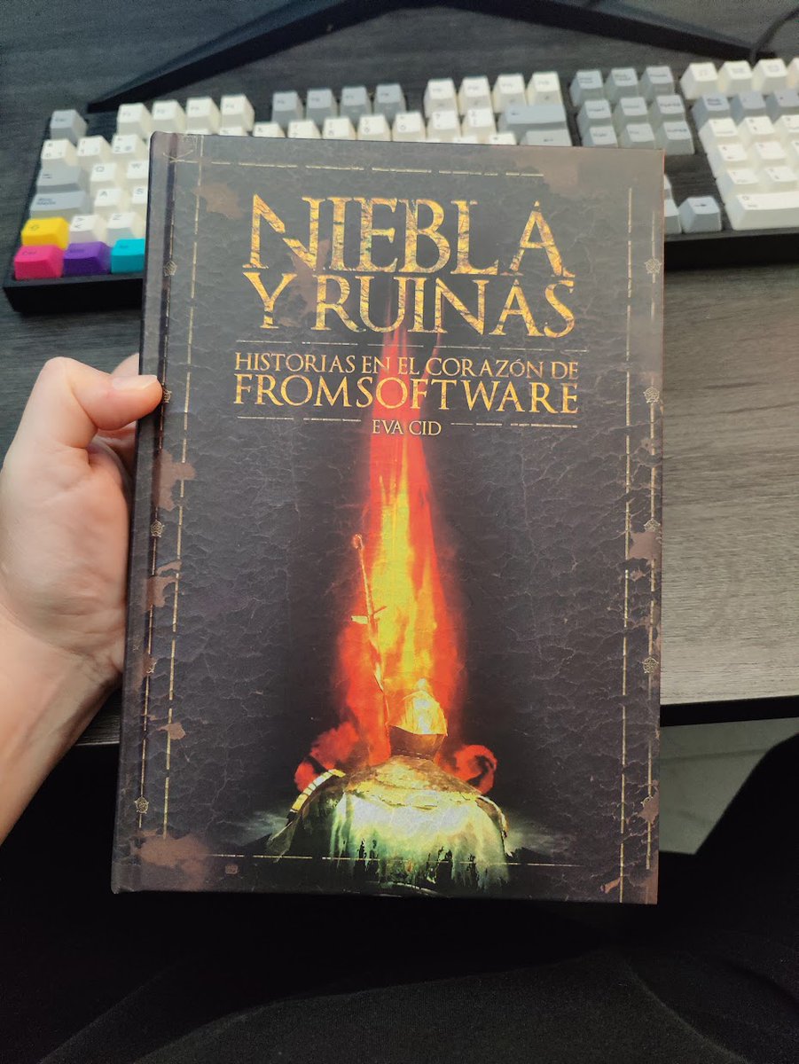 ¡Feliç Sant Jordi, feliz San Jordi, feliz San Jorge! 🌹  

He de haceros spam aunque no me guste. Hoy es un día perfecto para que compréis, regaléis y leáis mi novela Tras esa montaña está la orilla (Amor de Madre) y mis ensayitos sobre videojuegos.