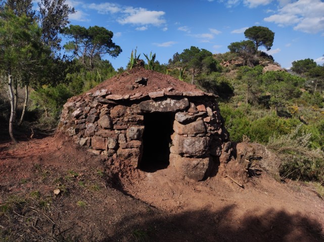 caudelguille's tweet photo. Això d'afegir cendres entre la volta de pedra i la capa de terra ho vam manllevar de com es feia a les voltes de les cabanes de les #BorgesBlanques
#santllorençsavall #pedraseca #drystone #Genescà
https://t.co/T3JL3oYSCf https://t.co/ZAnI7BYoL4