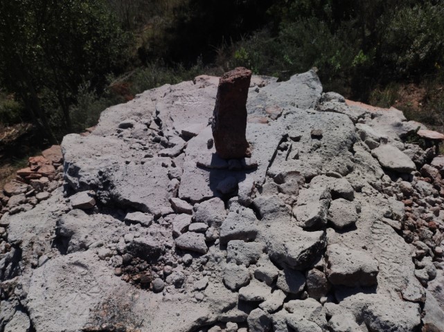caudelguille's tweet photo. Això d'afegir cendres entre la volta de pedra i la capa de terra ho vam manllevar de com es feia a les voltes de les cabanes de les #BorgesBlanques
#santllorençsavall #pedraseca #drystone #Genescà
https://t.co/T3JL3oYSCf https://t.co/ZAnI7BYoL4