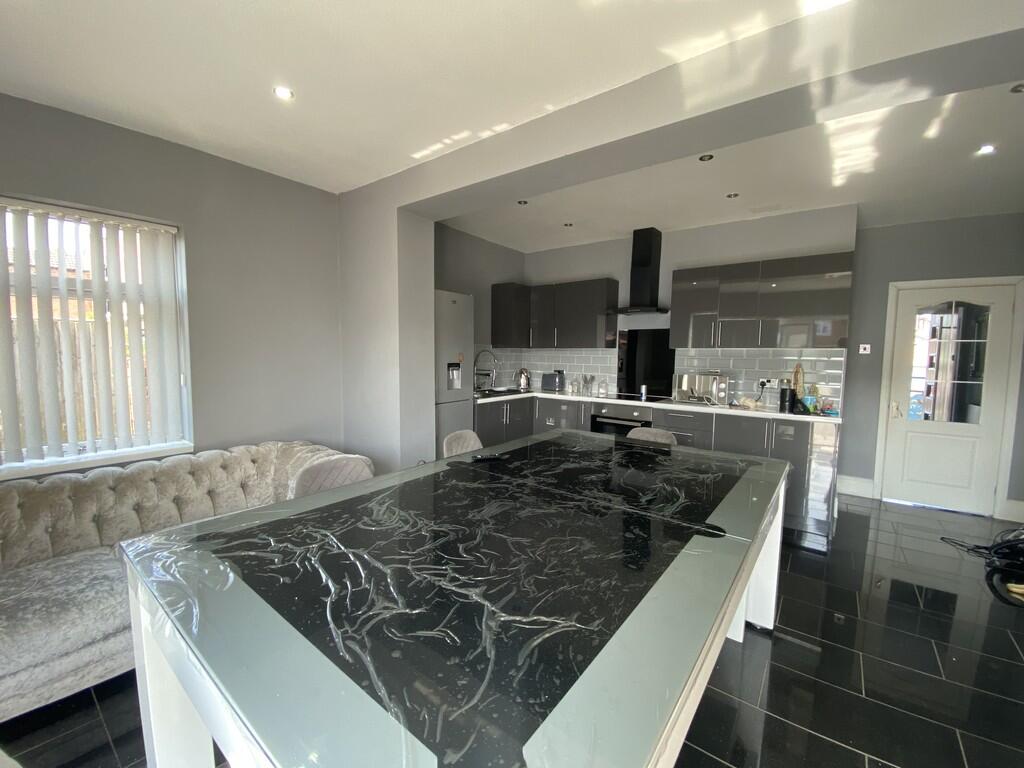 martinco_crewe's tweet photo. ⭐ RECENTLY REDUCED

🏡New to the the rental market - 3 bedroom bungalow, Holland Street, Crewe
💷To Rent - £1,200 PCM Deposit £1,384– unfurnished

☎Call us now on 01270 500905 to make an appointment

#martinandco #rental #crewe https://t.co/qEeSoidfsW