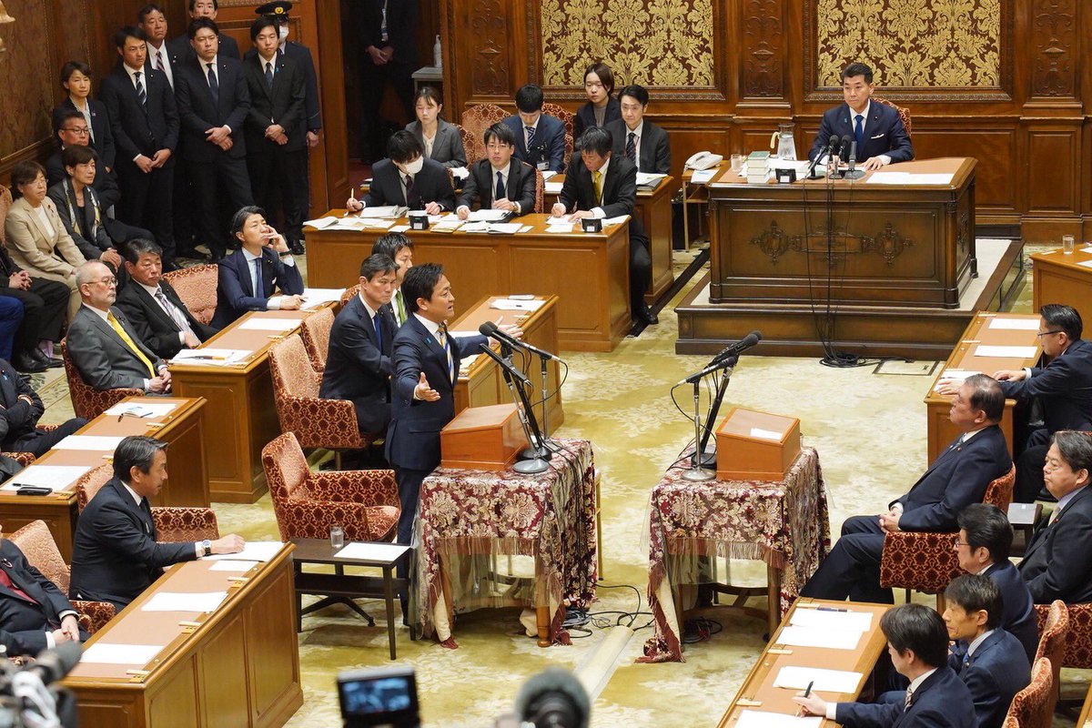 党首討論、私の持ち時間は、わずか6分

それでも、榛葉幹事長はじめ仲間に見守られながら
物価高騰に苦しむ国民や
将来不安を抱えた就職氷河期世代の思いを
少しでも石破総理に伝えようと思いを込めました。

しかし、石破総理からは
ガソリン暫定税率の廃止についても