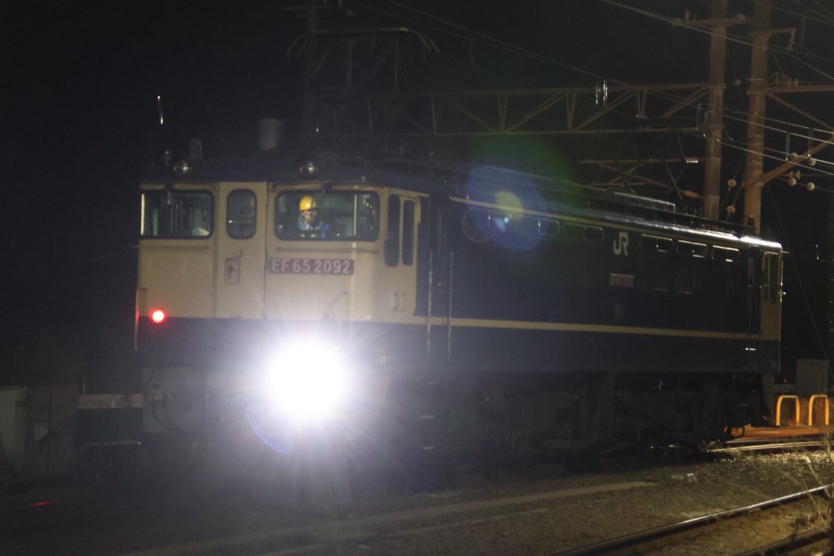 JRS42012360's tweet photo. 3月14日深夜の事案について再度説明させてください。

74レ入換を外周道路（ガードレールフェンスあり）から手持ち撮影していました。ストロボ無し。

入換作業員が僕の車の駐車位置に対して「退け！」と叫び出して、カンテラ照射。車のライトはスモール、ハザード無しでした。

作業員は撮り鉄です。 https://t.co/7KuBNEanAX