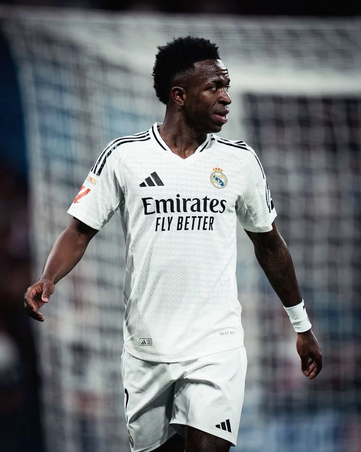 R4_Sport_'s tweet photo. 🚨 𝗕𝗥𝗘𝗔𝗞𝗜𝗡𝗚: Vini Jr.bisa DILARANG bermain sepak bola selama dua tahun karena ia memiliki hubungan dengan beberapa klub.🇧🇷⚖️

👉 FIFA sedang menyelidikinya karena melanggar peraturan mereka tentang konflik kepentingan.

(Sumber: @MARCA) https://t.co/6izL90QcBX