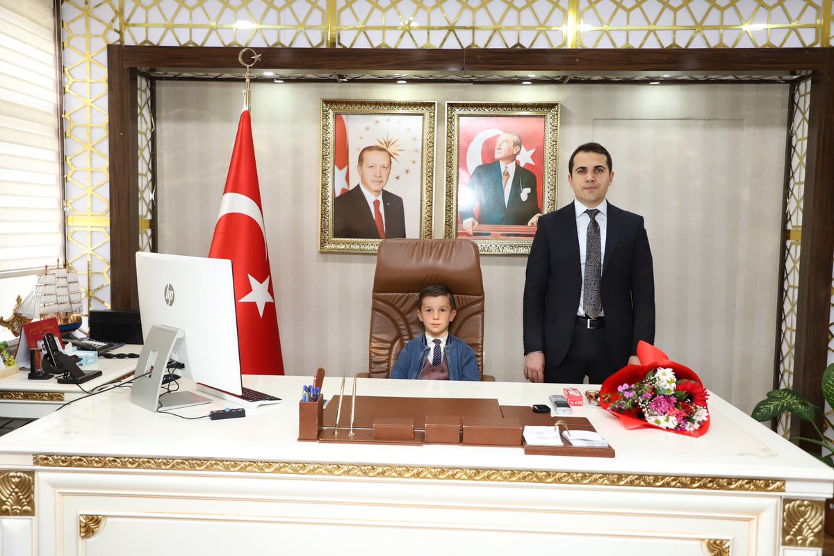 Sulusaray Kaymakamlığı (@ssaraykymkmligi) on Twitter photo Kaymakamımız Sayın Emre ARSLAN, 23 Nisan Ulusal Egemenlik ve Çocuk Bayramı dolayısıyla Kaymakamlık makamını temsili olarak, Atatütürk İlkokul 4.sınıf öğrencimiz Halime Serra GÜNDOĞDU’ya devretti.
<a href="/emre_arslan25/">Emre Arslan</a> Kaymakamımız Sayın Emre ARSLAN, 23 Nisan Ulusal Egemenlik ve Çocuk Bayramı dolayısıyla Kaymakamlık makamını temsili olarak, Atatütürk İlkokul 4.sınıf öğrencimiz Halime Serra GÜNDOĞDU’ya devretti.
<a href="/emre_arslan25/">Emre Arslan</a>