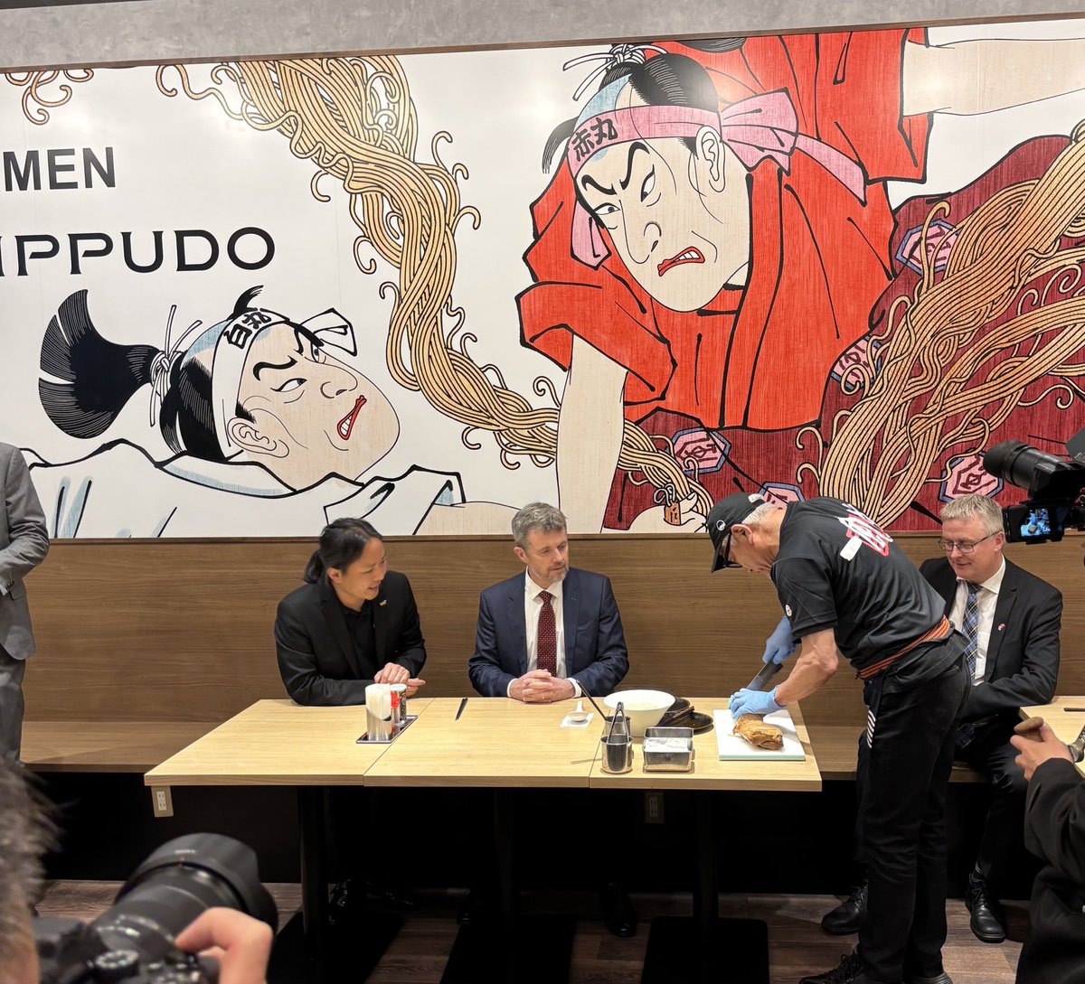 IPPUDO_JP's tweet image. 📢超速報❕
 
本日、デンマーク国王のフレデリック10世が 一風堂 銀座東店へ御来店👏

一風堂創業者の河原成美が、みずからラーメンを振舞いました🍜
 
一風堂のチャーシューには、デンマーク産の上質な豚肉を使用しています🇩🇰✨