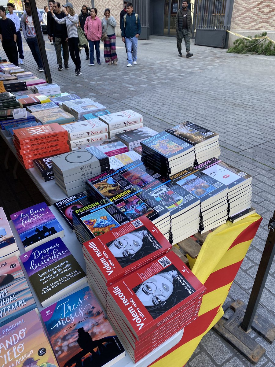 Pedra de Llamp (@pedradellamp) on Twitter photo Cantonada <a href="/psiborn/">La Psicòloga del Born</a> a la parada de llibreria cafè Fahrenheit, carrer Ribera, 8 El Born, BCN.
Bon Sant Jordi a tothom.
Salvador… métete el San Jorge por el orto, por el siempre abierto, por el mil arrugas!!! Cantonada <a href="/psiborn/">La Psicòloga del Born</a> a la parada de llibreria cafè Fahrenheit, carrer Ribera, 8 El Born, BCN.
Bon Sant Jordi a tothom.
Salvador… métete el San Jorge por el orto, por el siempre abierto, por el mil arrugas!!!