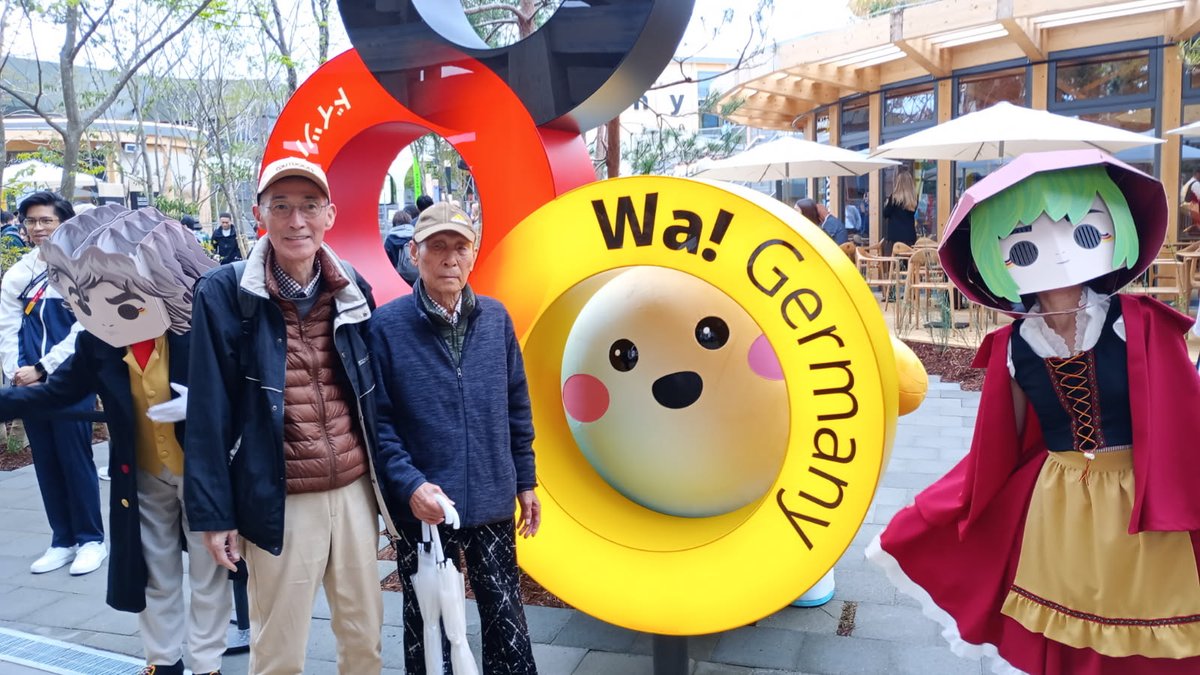 4月13日万博開催日に行きました。
雨は降るわ風が強いはどのパビリオンも長蛇の列だわ、一日中人人人ばかりを見ていたような。天気予報とはうらはらに冬日近くになり風邪ひきそうでした。ミャクミャクとのツーショットに大屋根の下、ビールが飲みたかったから並ぼうとして入れなかったドイツ館。アハハ