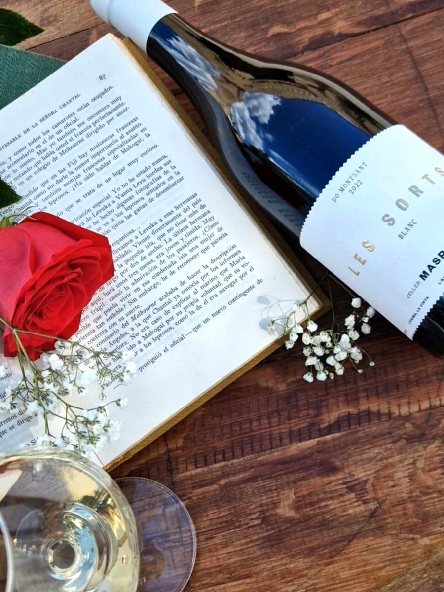 🌹📚 La diada de Sant Jordi ens recorda que les coses més senzilles són les més boniques.

Una història que ens fa viatjar, una rosa que ens commou, una copa de vi que ens convida a parar i sentir.

Esperem que tinguis una molt bona diada de Sant Jordi! 🍷 🌹