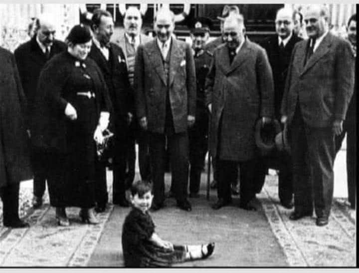 Eğer Atatürk le büyümüş çocuksaniz masal kahramanlarına ihtiyaç duymazsınız.
Silmeye gücünüz yetmez, unutturmaya ömrünüz yetmez.

Yaşımız kaç olursa olsun hep Atatürk ün çocukları olarak kalacağız.
Mavi gözlü bir devin  yolunda gideceğiz.
Gök girsin kızıl çıksın.🙏🇹🇷