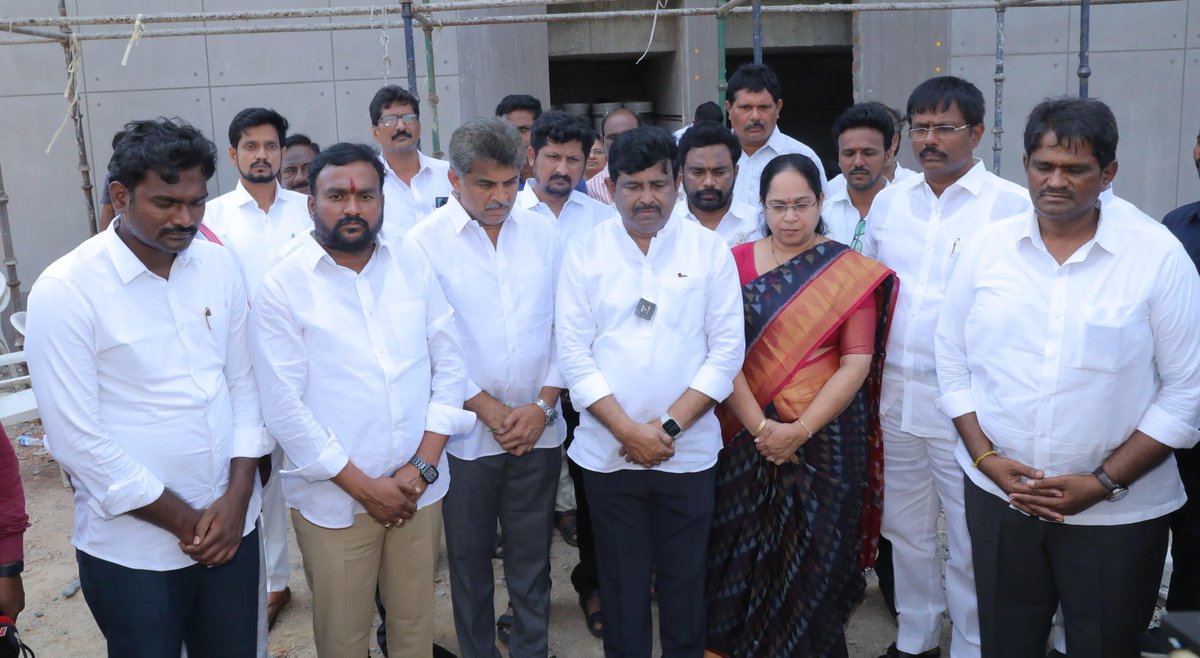 JanaSenaParty's tweet photo. జనసేన కేంద్ర కార్యాలయంలో పార్టీ జెండా అవనతం

పెహల్గాం ఉగ్రదాడి మృతులకు నివాళులు అర్పించిన శాసన మండలిలో 
ప్రభుత్వ విప్ శ్రీ పిడుగు హరిప్రసాద్ గారు, ఎమ్మెల్యే శ్రీమతి లోకం నాగమాధవి గారు, పార్టీ నేతలు

 #JSPCondemnsTerror https://t.co/uyaYP9F3Ww