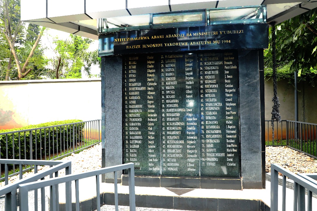 #Kwibuka31: Uyu munsi Minisiteri y’Uburezi n’Ibigo biyishamikiyeho iribuka abahoze ari abakozi bayo bakoraga muzahoze ari Minisiteri y’Amashuri Abanza n’Ayisumbuye, Minisiteri y’Amashuri Makuru,Ubushakashatsi n’Umuco hamwe n’abandi bakozi b’ibigo by’izo Minisiteri bazize Jenoside