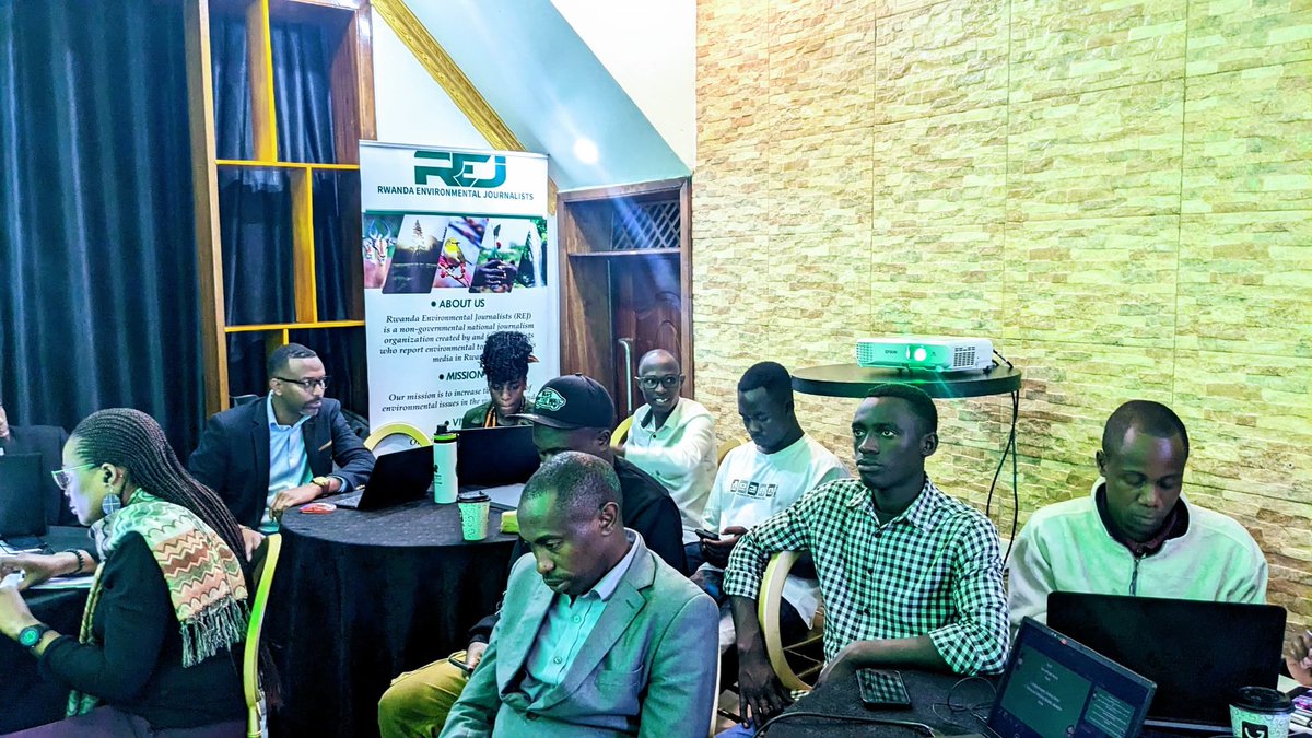 EnviroRwanda's tweet image. It is #Day2 of our #SolutionJournalism training. 

Participants and the trainer are eager to share more about how they can report effectively, highlighting solutions. 

The day started with a recap of what happened on #Day1.

#EnvironmentalJournalism #EnvironmentalAwareness