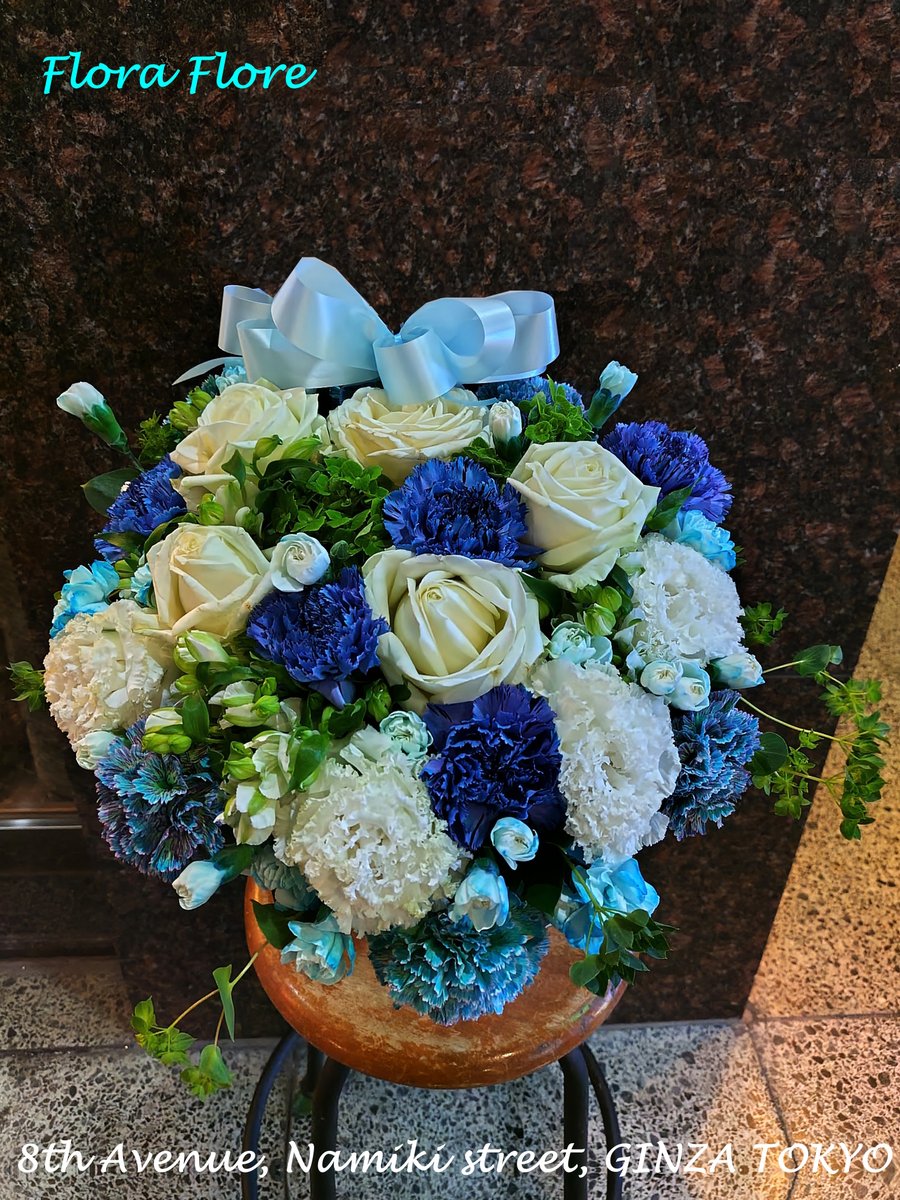 FloraFloreG8's tweet photo. 落ち着いた雰囲気のアレンジメントの画像をアップしてみました。いろいろなお祝いにお花を贈られてはいかがですか...
フラワースタジオ　フローラフローレ
TEL : 03-3289-8756　e-mail : info@floraflore.com
※ブルーのお花は準備にお時間がかかりますのであらかじめご相談ください。
#銀座 #花屋 https://t.co/0K7ZS9pqYi