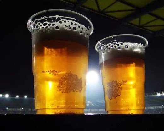 fussballmafiade's tweet photo. Happy Tag des deutschen Bieres! ❤️🍻

Am 23. April 1516 wurde das deutsche Reingeitsgebot erlassen. Demnach soll zur Herstellung von Bier einzig und allein Gerstenmalz, Hopfen und Wasser verwendet werden. Das Reinheitsgebot war geschaffen – ein Qualitätsversprechen und das älteste, nach wie vor noch gültige Verbraucherschutzgesetz, der Welt.

Zur Bierpreis-Tabelle der Bundesliga: 
https://t.co/UCVJ1HeCuT