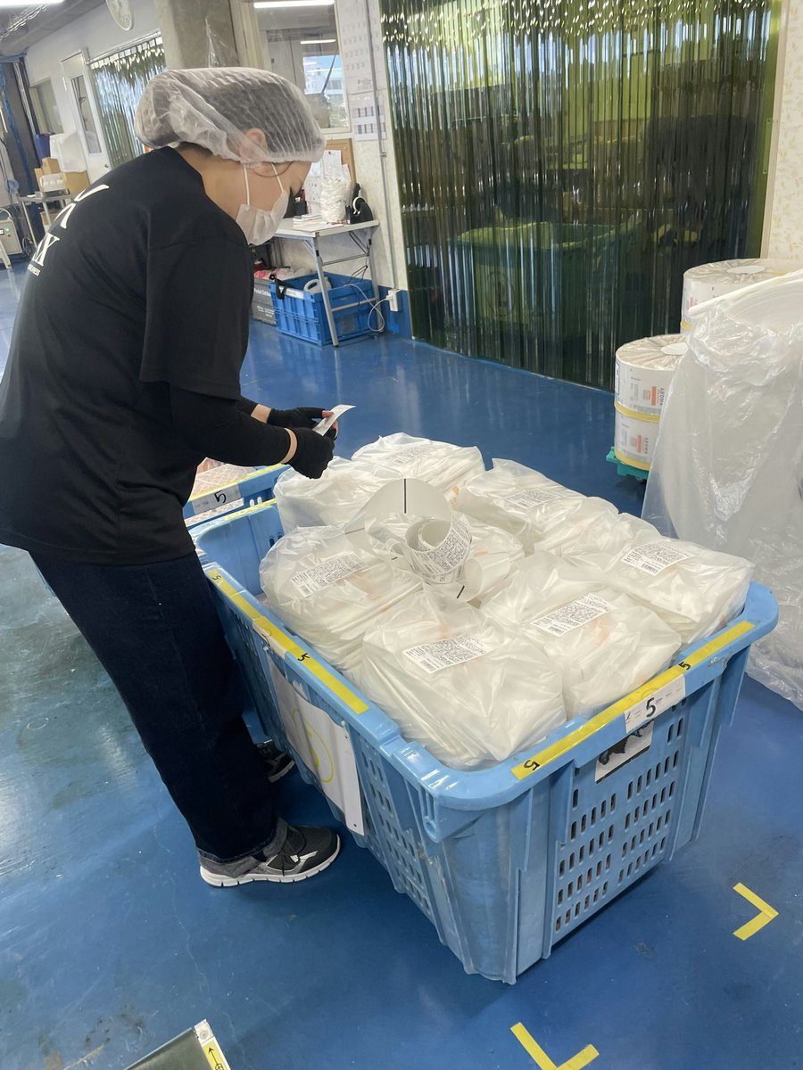 fsxkoho's tweet photo. 新入社員、毎日研修頑張ってます💪
FSXには企画から生産、営業に配送にロジ、総務に広報にEC、衛生管理に研究と、様々な仕事があります。入社時点で配属先は決まっていますが、最高のおしぼりを届けるためには、どれも不可欠な仕事のため、1ヶ月の研修期間を通して、全ての部署を経験してもらいます。 https://t.co/6IkfSqeMOE
