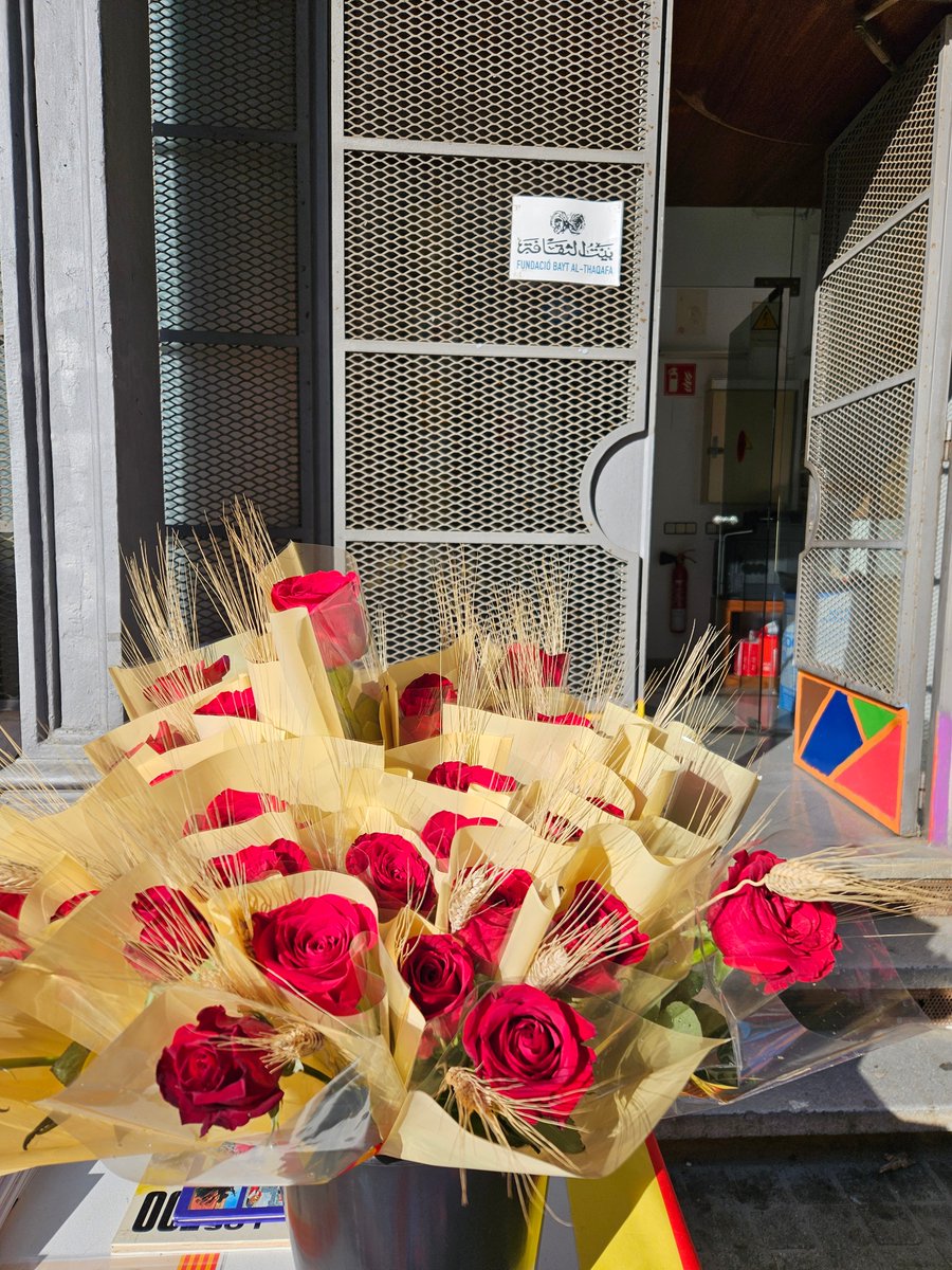 🌹 Aquest matí podeu comprar roses, llibres i detallets fets per la gent de #Bayt a la nostra paradeta, al c. Comerç, 52!

🐉 Bona diada de Sant Jordi!