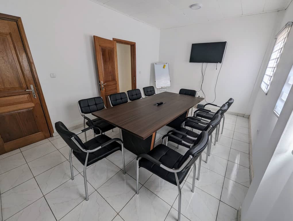 PremierBureau's tweet photo. Une réunion importante à organiser ? Un atelier ? Une formation ?  
Nos salles équipées et modulables sont parfaites pour impressionner vos clients. 

Wifi - Écran HD, Clim... Réservez maintenant !
Yaoundé – Mvog Ada face collège Notre Dame des Victoires.

#Coworking #Business https://t.co/o5NYtFZ5WH