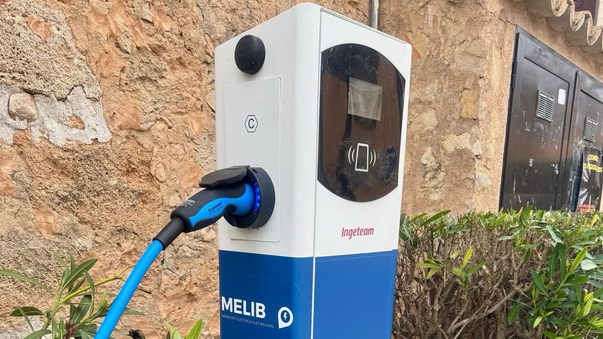 Conselleria d’Empresa, Ocupació i Energia (@conselleriaeoe) on Twitter photo 🚗⚡️El <a href="/goib/">Govern de les Illes Balears</a> inicia la migració de punts de càrrega de la Xarxa de Mobilitat Elèctrica de les Illes Balears (#MELIB) a la nova aplicació mòbil.
✅ Apostam per la sostenibilitat, la modernització i la millora de l'experiència de tots els usuaris.
Mésℹ️ tn.caib.es/xarxaMELIB 🚗⚡️El <a href="/goib/">Govern de les Illes Balears</a> inicia la migració de punts de càrrega de la Xarxa de Mobilitat Elèctrica de les Illes Balears (#MELIB) a la nova aplicació mòbil.
✅ Apostam per la sostenibilitat, la modernització i la millora de l'experiència de tots els usuaris.
Mésℹ️ tn.caib.es/xarxaMELIB
