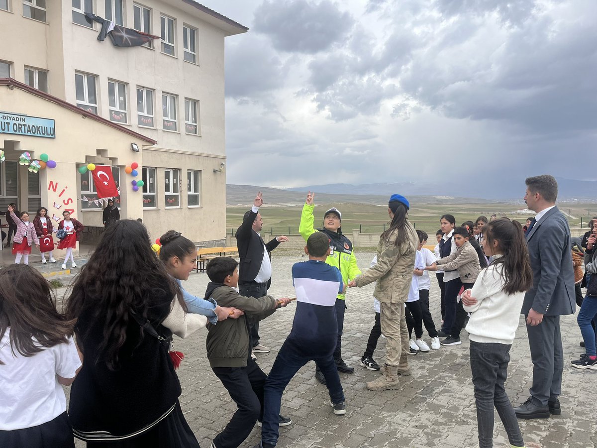 Geleceğe umutla bakıyoruz, çünkü çocuklarımız var!
23 Nisan Ulusal Egemenlik ve Çocuk Bayramı kutlu olsun!

<a href="/tcmeb/">Millî Eğitim Bakanlığı</a>
<a href="/miakarali/">Mustafa Karali</a> 
<a href="/agrimem/">AĞRI MEM</a> 
<a href="/hasan_kokrek/">Hasan Kökrek</a> 
<a href="/Diyadin004/">DİYADİN KAYMAKAMLIĞI</a> 
<a href="/remzi0479/">Remzi Işık</a>