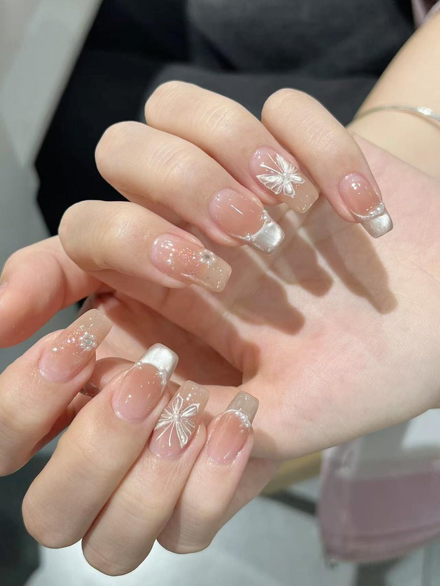 太美了！ 💅✨  指尖綻放出迷人的色彩，讓人心情都變得更好！ 😍💕  無論是精緻的圖案還是亮眼的色調，都讓人忍不住想要炫耀！ 快來看看吧！ 🌈💖