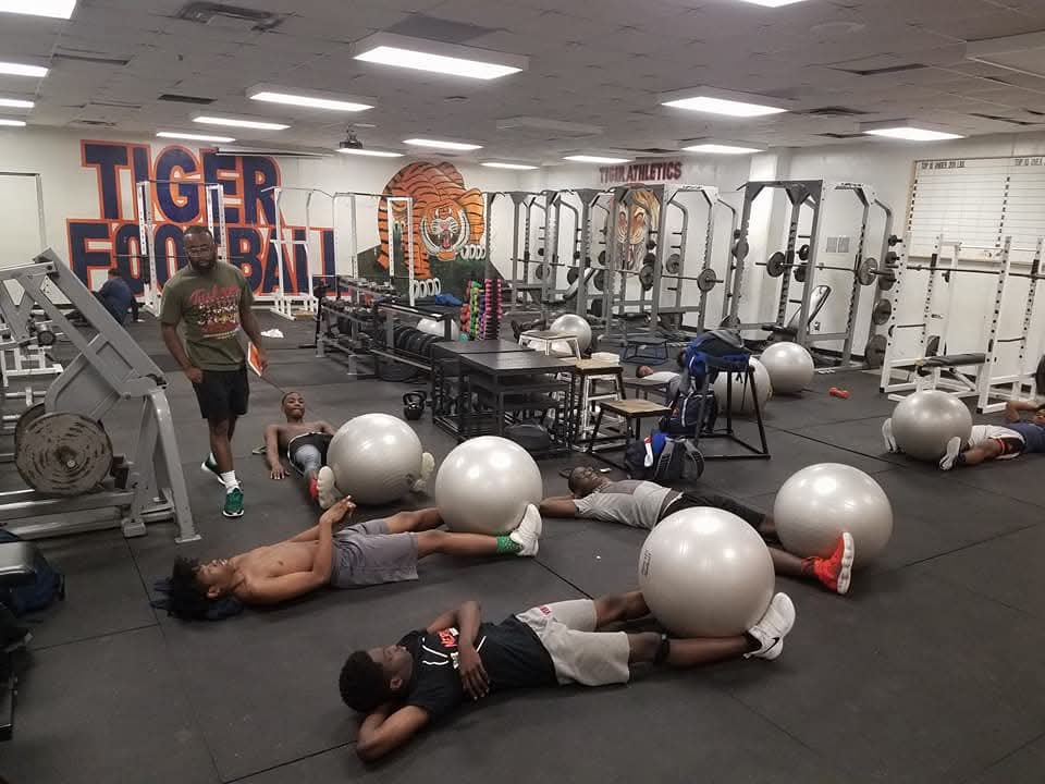 DaRealCoachCal1's tweet photo. Throwback to 2018 at Mundys Mill.
What's The Price? What are you willing to do improve yourself........the HUNT IS ON!!! #32MinOfHavoc #characterbuilders #studentathletes https://t.co/gFtigU94kf