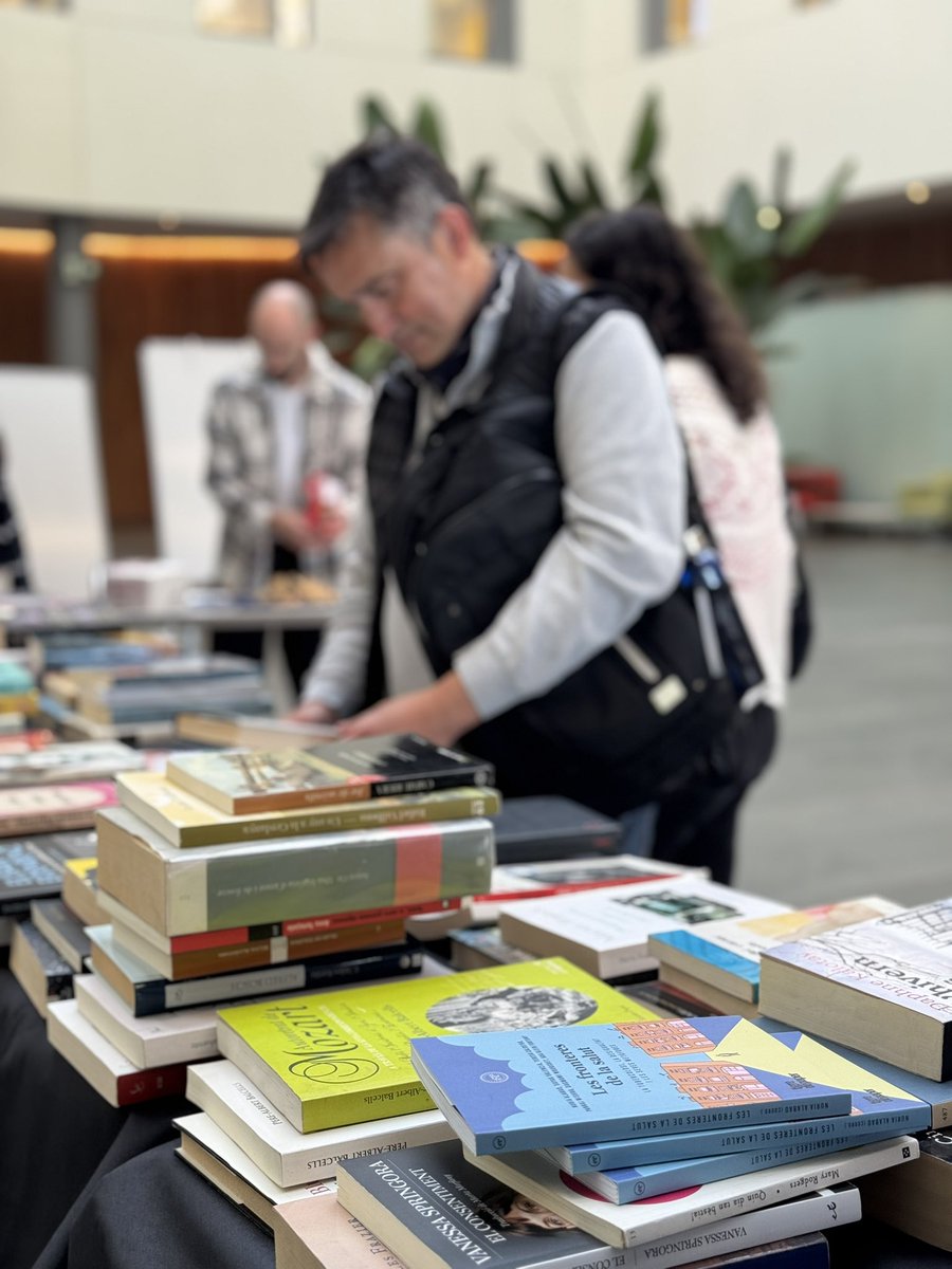 Feliç Diada de Sant Jordi des de l’IJC! 🌹📚

We marked the day with a book &amp; rose exchange organized by the IJC–<a href="/GTRecerca/">IGTP</a> Reading Club, promoting culture within our research community.

Thanks to everyone who joined 🩵