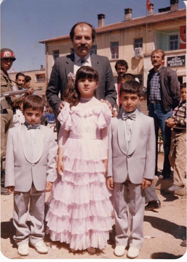 1980’li yılların ortası- Midyat  
#23Nisan şenlik kutlamalarından Babam,ben,ablam ve ağabeyim ile…

23 Nisan Ulusal Egemenlik ve Çocuk Bayramımız kutlu olsun!