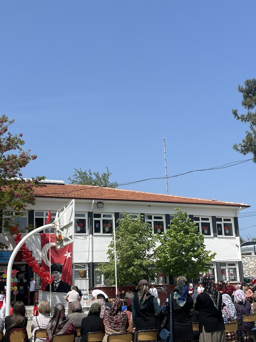 Biz de kutlamalar yaptıracaktık öğrencilerimize şimdi sadece izliyoruz..