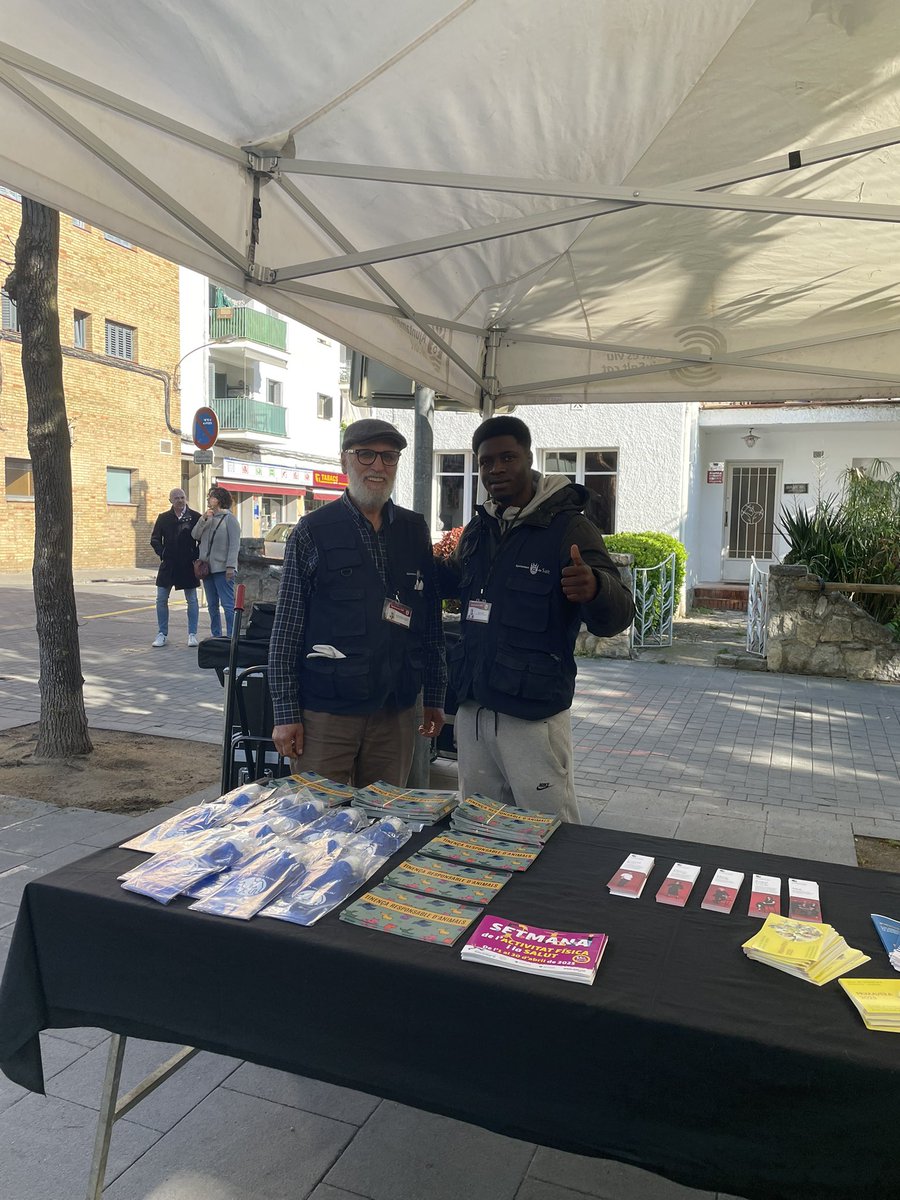 Salt Salut (@areasalut) on Twitter photo Avui al passeig Ciutat de Girona #Salt els agents informadors <a href="/areasalut/">Salt Salut</a> @EMOdeSalt col·laboren amb la Diada de Sant Jordi🌹
Si tens🐶et regalaran una ampolla per netejar els pipis de la teva mascota 🦮🦮. Passa a veure’ls a la carpa <a href="/ViladeSalt/">Ajuntament de Salt</a>
#ViuSalt #Saltesmou Avui al passeig Ciutat de Girona #Salt els agents informadors <a href="/areasalut/">Salt Salut</a> @EMOdeSalt col·laboren amb la Diada de Sant Jordi🌹
Si tens🐶et regalaran una ampolla per netejar els pipis de la teva mascota 🦮🦮. Passa a veure’ls a la carpa <a href="/ViladeSalt/">Ajuntament de Salt</a>
#ViuSalt #Saltesmou