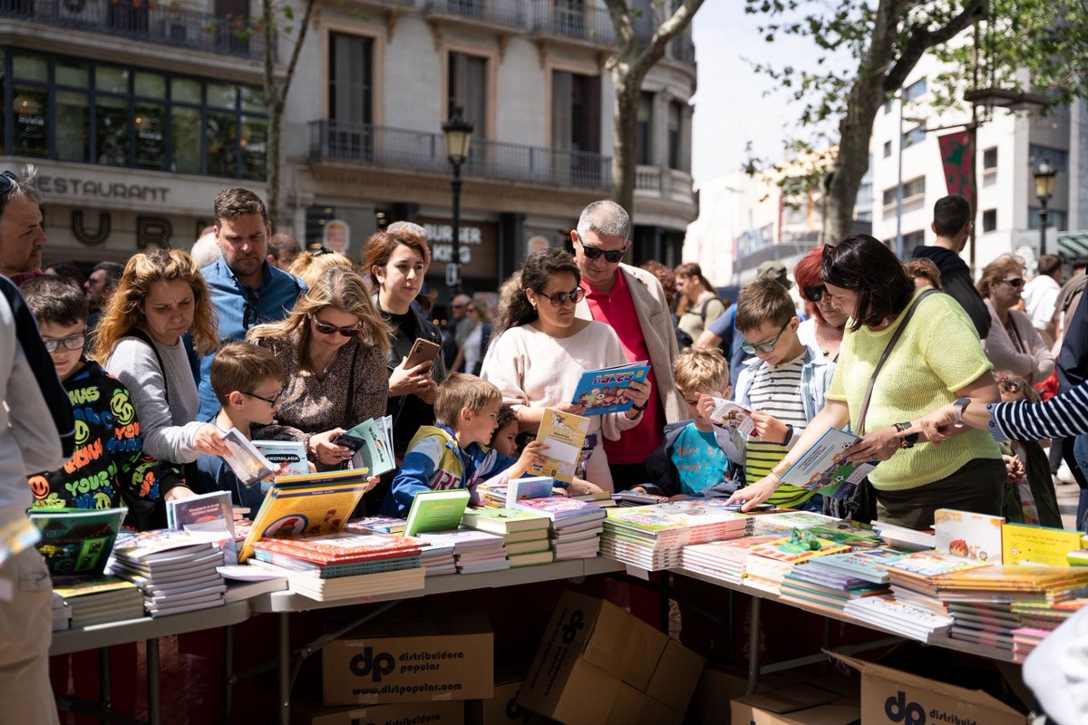 🌹 Avui #Catalunya s’omple de llibres, roses i gent als carrers. Però #SantJordi no és només una festa: és una afirmació de la nostra identitat.

Des de la biblioteca de Foment del Treball, celebrem aquesta jornada com una diada de #Cultura, tradició i futur. Perquè cada llibre