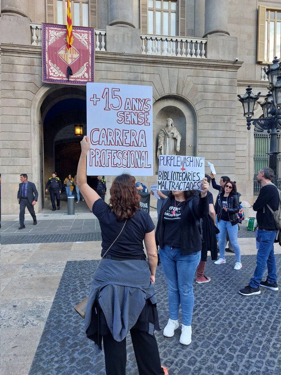 Defensem Biblios Bcn (@defensembiblios) on Twitter photo ⚘️Avui #SantJordi2025 és un bon dia per recordar que biblioteques i bibliotecàries de <a href="/BibliotequesBCN/">BibliotequesBCN</a> estem en lluita ✊🏽⚠️
Fartes del menysteniment de <a href="/bcn_ajuntament/">Ajuntament de Barcelona</a> i <a href="/diba/">Diputació de Barcelona</a> i del maltractament del Consorci❗️
#PregódelaLectura ⚘️Avui #SantJordi2025 és un bon dia per recordar que biblioteques i bibliotecàries de <a href="/BibliotequesBCN/">BibliotequesBCN</a> estem en lluita ✊🏽⚠️
Fartes del menysteniment de <a href="/bcn_ajuntament/">Ajuntament de Barcelona</a> i <a href="/diba/">Diputació de Barcelona</a> i del maltractament del Consorci❗️
#PregódelaLectura