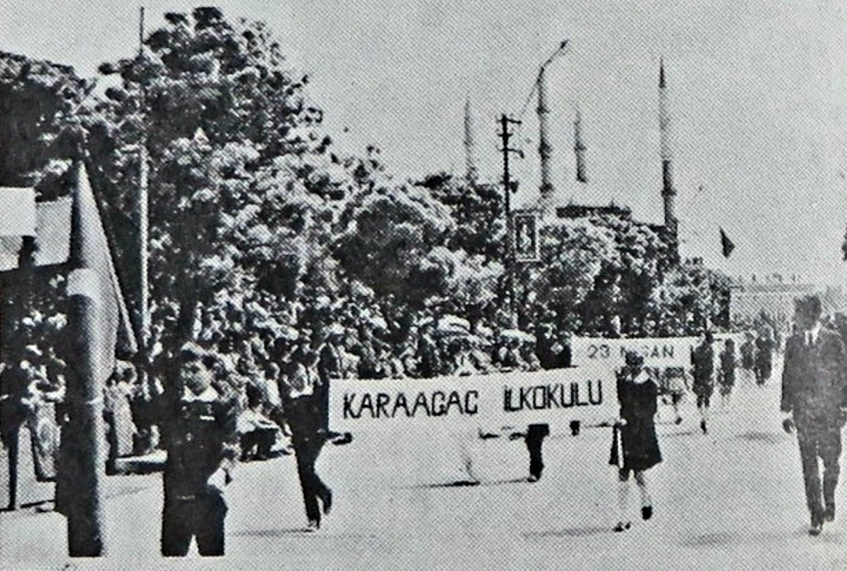 Yıl,  1973...
Bu kez, bugün 50'li ya da 60'lı yaşlarının tadını çıkaran  hemşehrilerimizin okul anılarıyla buluşuyoruz...
İlk karşımıza çıkan, 23 Nisan günü  bizleri selamlayan, Karaağaç İlkokulu öğrencileri oluyor...