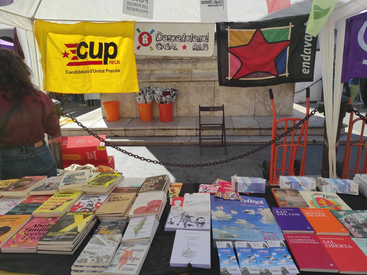 📚🌹Avui, com cada diada de Sant Jordi, ens podreu trobar a la parada del <a href="/CasalDPF/">Casal Despertaferro!</a> , a la pl. Prim.📘📙

🔖🧧Hi trobareu els punts de llibre de l'edició de la #FiraEpíleg d'enguany, el complement ideal per als llibres que compreu aquesta diada!📗📕