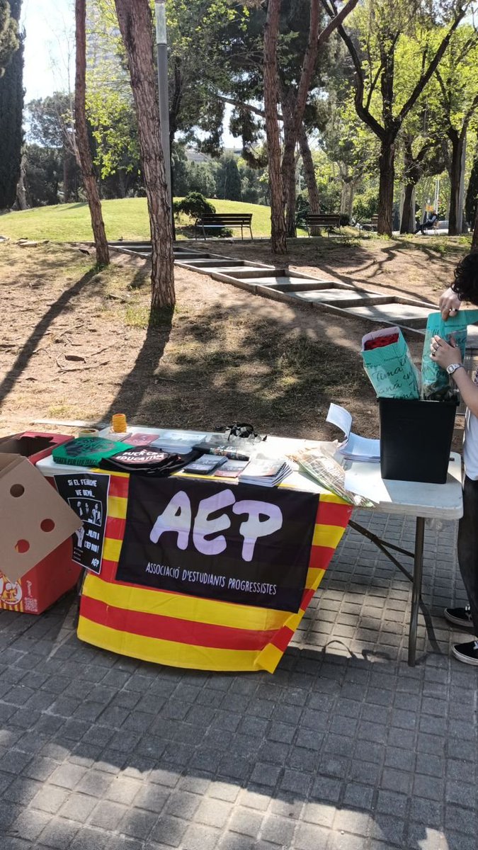 🌹Avui ens podreu trobar al Carrer Ramon Trias Fargas cantonada amb Villena! Veniu!

🚩📚Bona diada de Sant Jordi a tothom!