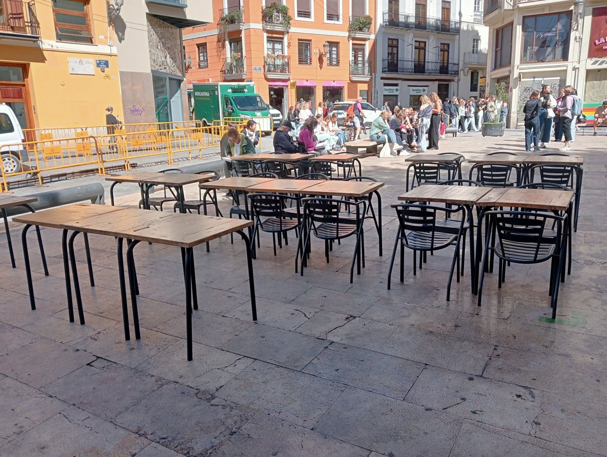 Russafa Descansa (@russafad) on Twitter photo La avaricia consentida por el <a href="/AjuntamentVLC/">Ajuntament València</a> y la falta de respeto por el espacio público no tiene límites
Plaza del Tossal La avaricia consentida por el <a href="/AjuntamentVLC/">Ajuntament València</a> y la falta de respeto por el espacio público no tiene límites
Plaza del Tossal