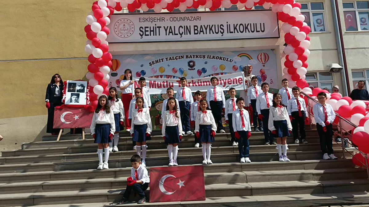 CapulcuNeslim's tweet photo. #23NisanUlusalEgemenlikveÇocukBayramı Bunun adı öğretmenlik değil, bunun adı ego.  "bazı" hareketleri doğru yapamıyor diye özel öğrencini gösteri boyunca merdivenlerde oturtmak herşeyden önce ayıpYazık ki çocuklarımız sizin gibi sadece adı öğretmen olan kişilerin elinde ....... https://t.co/aMOnjieQPi