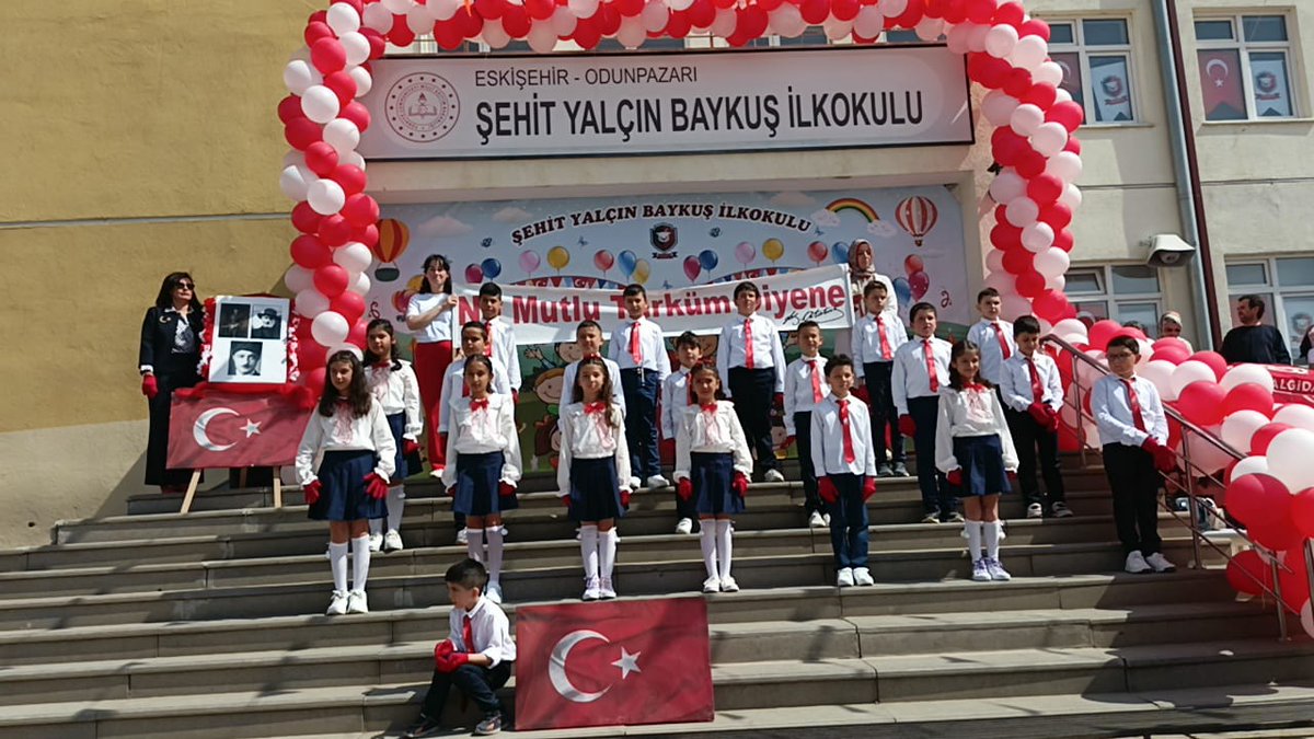 CapulcuNeslim's tweet photo. #23Nisan Bunun adı eğitimcilik, öğretmenlik değil, bunun adı ego. İşaret dilinin "bazı" hareketlerini doğru yapamıyor diye özel öğrencini gösteri boyunca merdivenlerde oturtmak herşeyden önce ayıp..... Yazık ki çocuklarımız sizin gibi sadece adı öğretmen olan kişilerin elinde .. https://t.co/v9mOfuz7gH