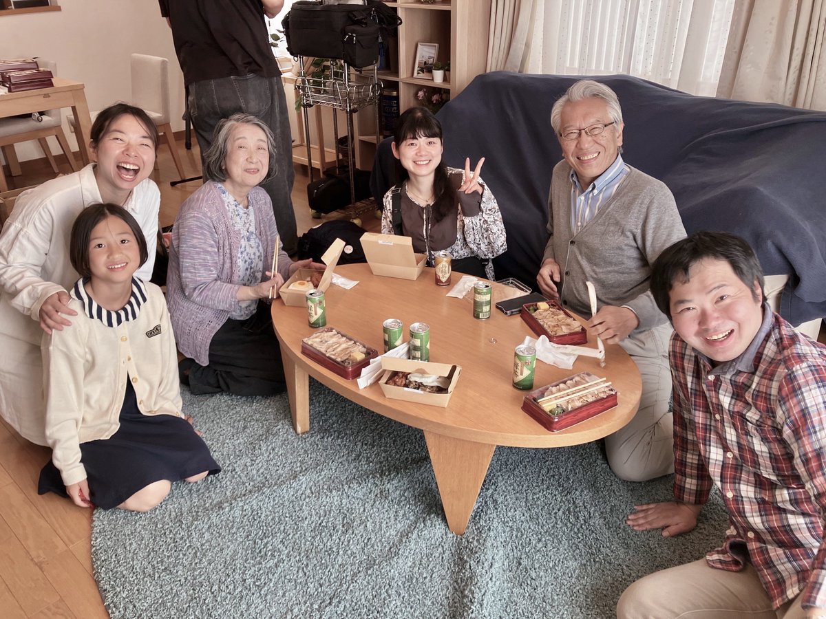 笑顔溢れて、クランクアップ。
全力で駆け抜けた！
皆さん本当にありがとうございました！
#おばあちゃんの秘密 #東京ロケ #千葉ロケ #江藤潤 さん #島田愛梨珠
#利重剛 #大島葉子 #高島杏愛 #瑠美子 #春田幸宏 #野津克哉 #森田朋衣 #高島愛