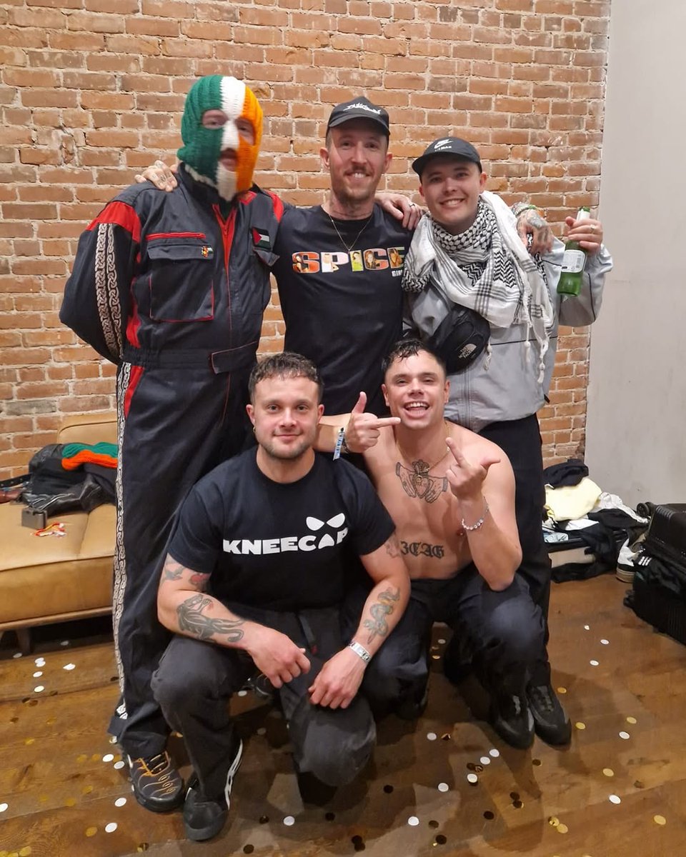 Cheers for having us <a href="/KNEECAPCEOL/">KNEECAP</a> we fucking love you boys ❤️