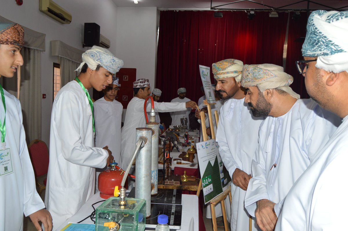 افتتح بقاعة نادي الحمراء الرياضي الثقافي صباح اليوم معرض "رواد" للشركات الطلابية المتميزة من مدارس ولاية الحمراء، وذلك بتنظيم من مجلس أولياء أمور الطلبة  بالولاية، تحت رعاية سعادة الشيخ سليمان بن سعيد العزري، والي الحمراء
<a href="/EduGovOman/">وزارة التربية والتعليم</a> 
<a href="/EduGovDkh/">تعليمية الداخلية</a> 
<a href="/DeduAc2021/">قسم الأنشطة التربوية بتعليمية الداخلية</a> 
<a href="/ishraf2022/">دائرة الإشراف التربوي - محافظة الداخلية</a>