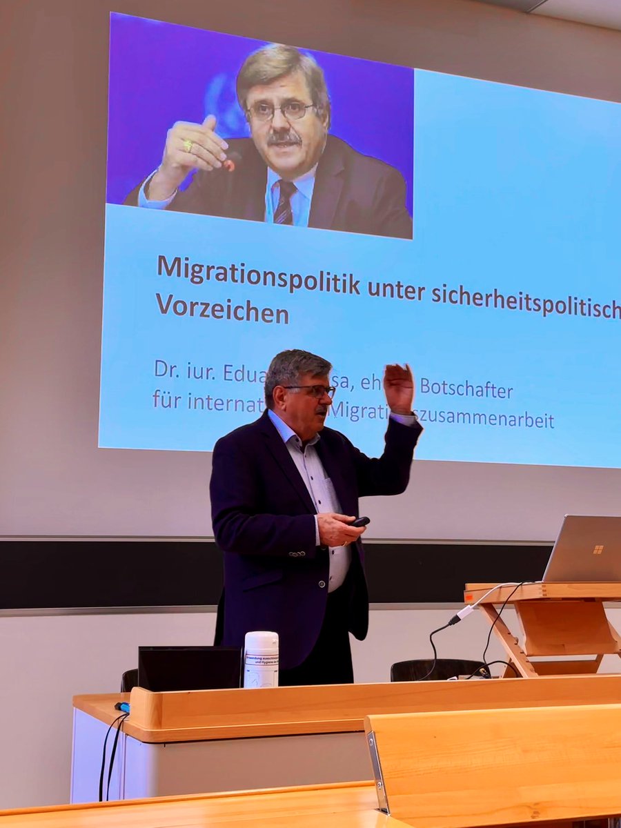 Vorlesung Schweizerische Sicherheitspolitik im internationalen Kontext an der @uzh_ch: aBotschafter Edi Gnesa teilte mit uns in einem sehr anregenden Referat seine Erfahrungen zu Migration und Flüchtlingswesen. Keine simplen Rezepte!