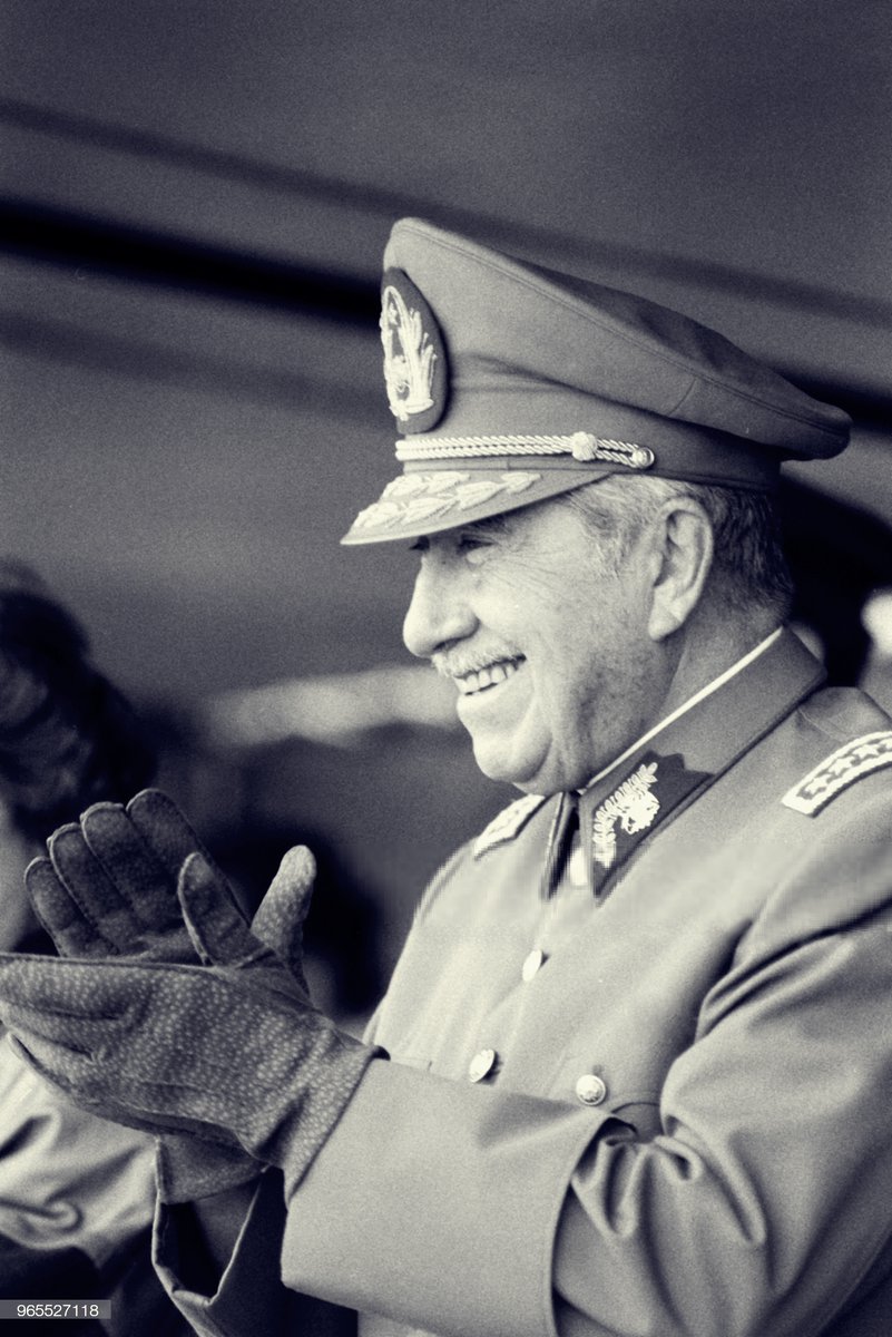 General Augusto Pinochet en la inauguración de la Carretera Austral en Puerto Montt el 2 de marzo de 1988. (Foto de Alexis Duclos)
