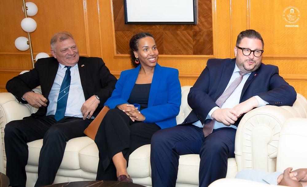 Le PM Raymond Ndong Sima a reçu l’ambassadeur de Suisse, S.E. Chasper Sarott, en visite d’adieu. Échanges sur le bilan de coopération, l’appui au référendum et les perspectives, dont la formation pro, alors que le Gabon entre dans la 5e République.